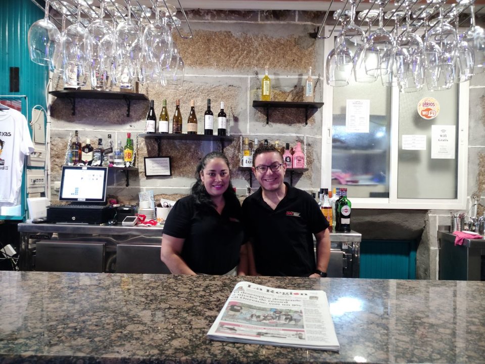 Ángela Durán e José Antonio en el Café Bar O Toxo, Outomuro, Cartelle.